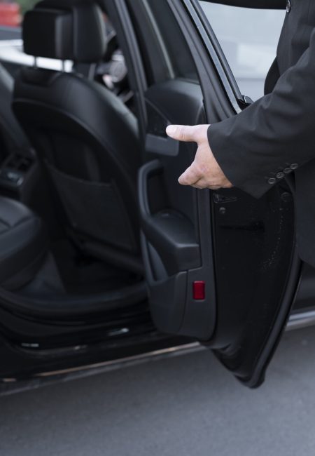 conductor-con-puerta-de-coche-abierta